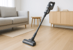 Aspirateur balai sans fil dans un salon scandinave lumineux avec parquet clair, illustration promo rentrée