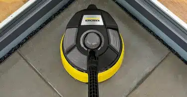 Kärcher T-Racer : tête du nettoyeur de surface, vue de dessus dans un angle de terrasse (molette Hard/Soft)
