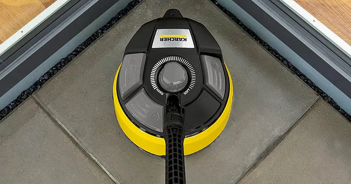 Kärcher T-Racer : tête du nettoyeur de surface, vue de dessus dans un angle de terrasse (molette Hard/Soft)