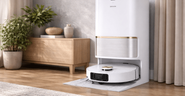 Robot aspirateur laveur Dreame L50 Ultra AE avec station automatique dans un salon lumineux