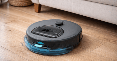 Robot aspirateur laveur Lefant M330 Pro en situation dans un salon sur sol dur