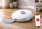 Robot aspirateur Roborock Q7 M5 sur parquet dans un salon lumineux avec application mobile