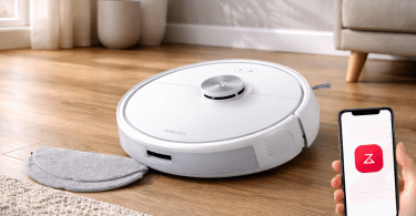 Robot aspirateur Roborock Q7 M5 sur parquet dans un salon lumineux avec application mobile