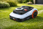 Robot tondeuse Segway Navimow i210 LiDAR Pro sur pelouse dans un jardin ensoleillé