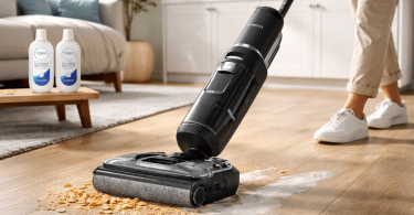 Laveur de sol Tineco Floor One S5 nettoyant du lait et des céréales sur un sol dur dans une pièce de vie lumineuse.