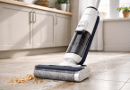 Tineco iFLOOR 5 Breeze Complete en situation de nettoyage sur sol carrelé dans une cuisine