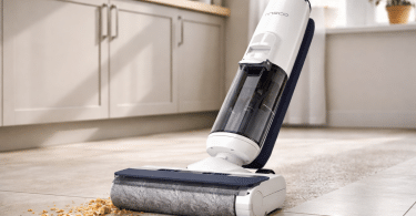 Tineco iFLOOR 5 Breeze Complete en situation de nettoyage sur sol carrelé dans une cuisine